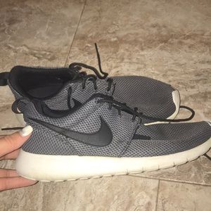 gray and black nike roshe run